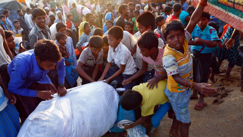 Niños rohinyás reciben ayuda en un campamento de refugiados de Bangladesh. REUTERS/Danish Siddiqui