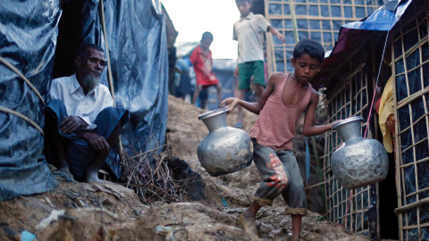 Un niño rohinyá trasnporta agua. REUTERS/Danish Siddiqui