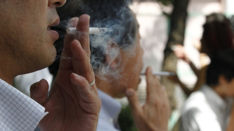 Personas fumando en Tokio. Reuters