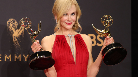 Nicole Kidman con sus dos Emmy, como mejor actriz y mejor productora, de 'Big Little Lies'. /REUTERS