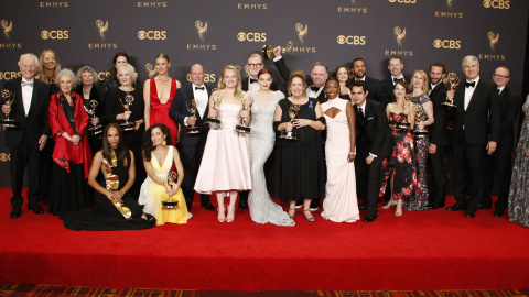 El reparto de 'El cuento de la cirada' posa tras llevarse cinco premios Emmy. /REUTERS