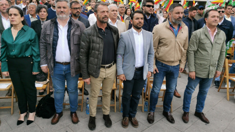 Javier Toquero (Vox), primer teniente de alcalde de Guadalajara (tercero por la izquierda), junto a Santiago Abascal.