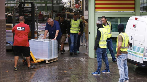 La Guardia Civil intervino el viernes cerca de 100.000 carteles de publicidad del referéndum del 1 de octubre en una nave industrial de la empresa Marc Martí. /EFE