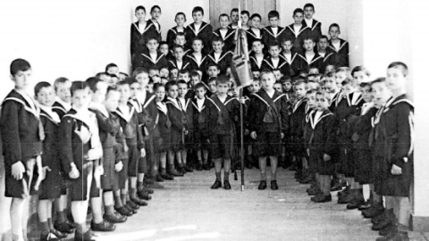 Huérfanos del Patronato en el Colegio de Padrón (La Coruña) en 1953. ET