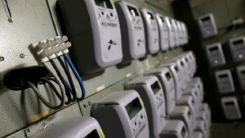 Competencia detecta una ola de fraudes con el cambio de contratos eléctricos que encarece el recibo de miles de familias