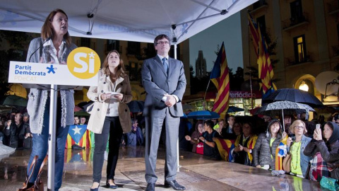 La alcaldesa de Girona, Marta Madrenas, durante su intervención junto al presidente de la Generalitat de Cataluña Carles Puigdemont, durante el acto del PDeCAT en Girona en favor del referéndum del día 1-Octubre. /EFE