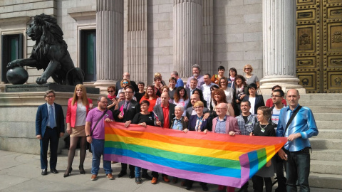 Representantes del colectivo LGTBI a las puertas del Congreso.