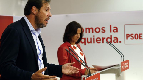 El portavoz del PSOE, Oscar Puente, durante la rueda de prensa que ha ofrecido junto a la secretaria de Educación del PSOE, Mariluz Martínez Seijo. /EFE