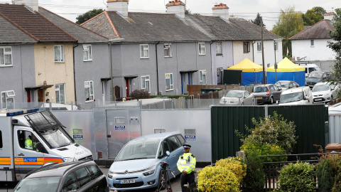 Dispositivo policial instalado en el domicilio de uno de los detenidos en relación con el ataque de Londres. /REUTERS