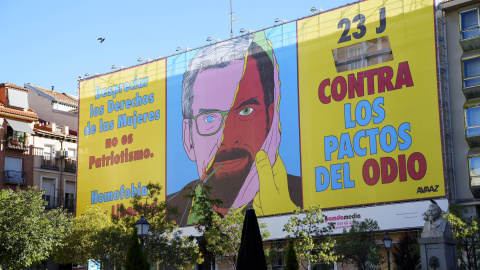 15/07/2023 - Lona de 400 metros cuadrados de Avaaz, en la plaza Pedro Cerolo, modificada por orden de la Junta Electoral, a 15 de julio.