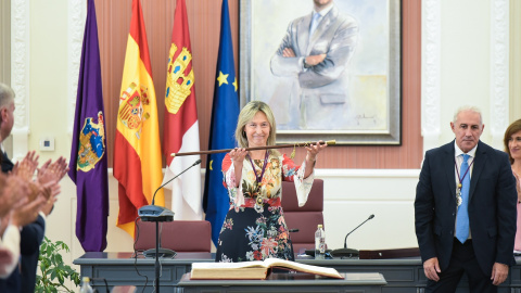 17/07/2023 - La alcaldesa entrante de Guadalajara, Ana Guarinos, muestra el bastón de mando en la sesión de constitución del Ayuntamiento de Guadalajara, a 17 de junio de 2023, en Guadalajara, Castilla-La Mancha.