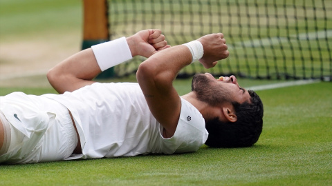 El tenista español Carlos Alcaraz celebra derrotar al serbio Novak Djokovic durante su último partido de tenis individual masculino en el día catorce del Campeonato de Wimbledon 2023