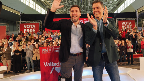 El secretario general del PSOE y presidente del Gobierno, Pedro Sánchez, y el ahora exalcalde de Valladolid, Óscar Puente, durante un acto de campaña el pasado mayo.