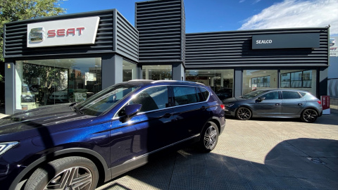 Fachada de un concesionario de coches Seat