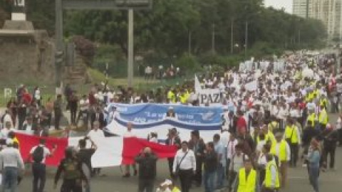 Cientos de personas marchan por la paz en la capital de Perú