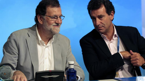 El presidente del Gobierno Mariano Rajoy (i), conversa con el presidente del PP balear, Biel Company (d), al inicio de la reunión de presidentes provinciales del PP que se celebra en Palma. EFE/Lliteres