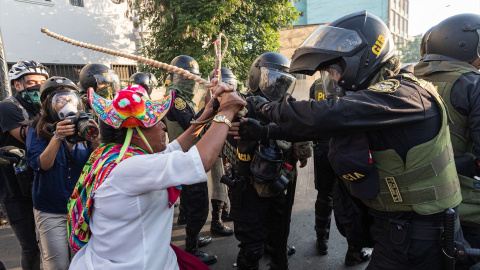 Un manifestante se enfrenta a un policía durante una protesta contra la presidenta de Perú, Dina Boluarte, en enero