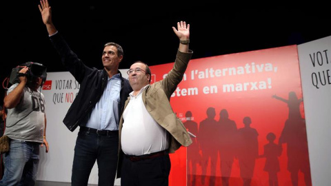 El secretario general del PSOE, Pedro Sánchez (i) y el primer secretario del PSC, Miquel Iceta (d) , intervienen en el acto de inicio de curso político de los socialistas en Badalona. /EFE