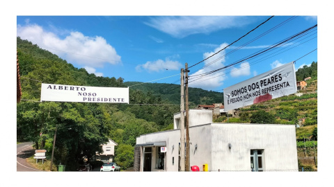 18/7/23 Pancartas en Os Peares a favor y en contra de Feijóo.