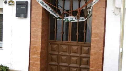 Entrada de la vivienda situada en la localidad onubense de La Zarza, donde han sido encontrados los cuerpos sin vida de un hombre y una mujer, cuyos datos personales se desconocen, en la que la pareja llevaba aproximadamente un mes viviendo de alquiler co