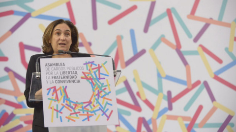 La alcaldesa de Barcelona, Ada Colau, interviene en la asamblea por el diálogo convocada por Unidos Podemos en Zaragoza.