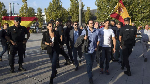 Alberto Garzón ha sido increpado por un grupo de personas con banderas españolas a su llegada al acto de Unidos Podemos en Zaragoza. /EFE