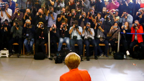 La canciller alemana, Angela Merkel, deposita su voto ante una nube de fotógrafos. REUTERS/Fabrizio Bensch