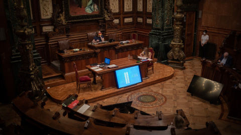 Vista general de un Pleno del Ayuntamiento de Barcelona, con la intervención de la alcaldesa, Ada Colau. E.P./David Zorrakino