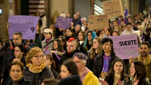 Cientos de personas durante una manifestación convocada por Plataforma Feminista Galega y Marcha Mundial das Mulleres, por el 8M, Día Internacional de la Mujer, a 8 de marzo de marzo de 2023