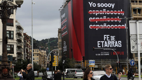 Cartel de la película 'Fe de Etarras', de Borja Cobeaga, en San Sebastián. / EFE