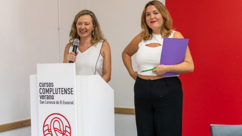 Victoria Rosell y Ángela Rodríguez Pam, en los cursos de verano de la Universidad Complutense, en San Lorenzo de El Escorial.