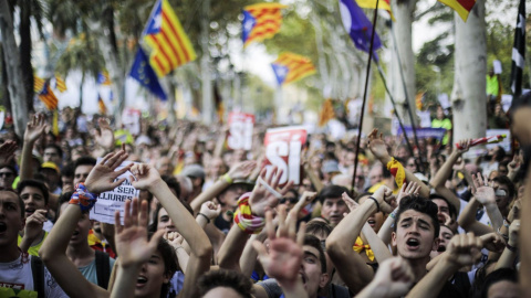 Manifestants a les portes del Tribunal Superior de Justicia de Catalunya / XAVI HERRERO