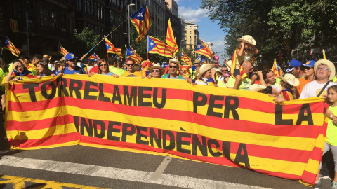 Veïns de Torrelameu, durant la manifestació de la Diada a Barcelona.