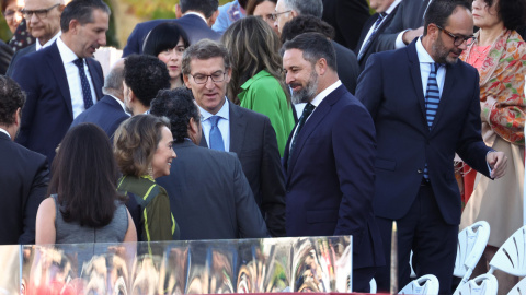 El presidente del PP, Alberto Núñez Feijóo (i) y el líder de Vox, Santiago Abascal (d), durante el acto solemne de homenaje a la bandera nacional y desfile militar en el Día de la Hispanidad, a 12 de octubre de 2022, en Madrid.