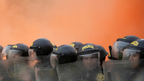 Los agentes de la policía antidisturbios hacen guardia mientras los manifestantes antigubernamentales protestan contra la presidenta de Perú, Dina Boluarte, en Lima, Perú, el 19 de julio de 2023.