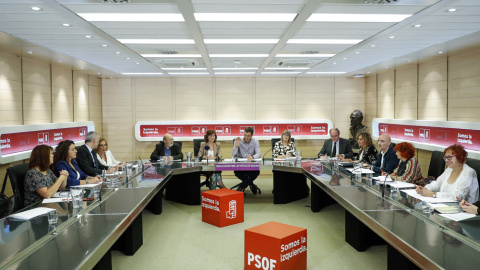 Vista general de la reunión para la constitución del Consejo Asesor para las Políticas Igualdad, que ha encabezado el secretario general del PSOE, Pedro Sánchez, y la secretaria de Igualdad, Carmen Calvo. EFE/Emilio Naranjo