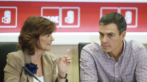 El secretario general del PSOE, Pedro Sánchez, conversa con la secretaria de Igualdad, Carmen Calvo, durante la reunión para la constitución del Consejo Asesor para las Políticas Igualdad. EFE/Emilio Naranjo