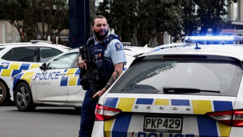 Varios policías armados en la zona del tiroteo de Auckland, en Nueva Zelanda, a 19 de julio de 2023.