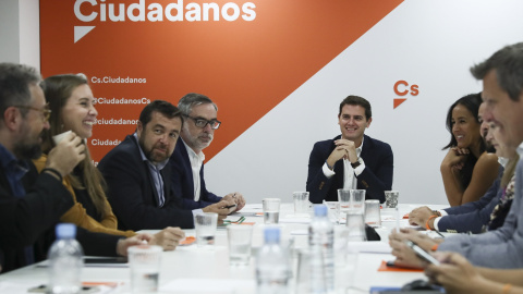 El presidente de Ciudadanos, Albert Rivera, junto a los miembros de su partido, Juan Carlos Girauta, Melisa Rodríguez, Miguel Gutiérrez y José Manuel Villegas, entre otros, durante la reunión que la Ejecutiva Nacional de la formación naranja. EFE/Mar