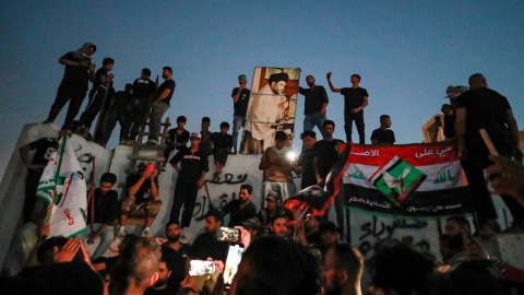 Varios manifestantes protestan en los alrededores de la embajada sueca en Bagdad (Irak) por la quema de  varios ejemplares del Corán, a 20 de julio de 2023.