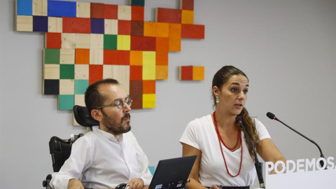 Los coportavoces de Podemos, Pablo Echenique y Noelia Vera, durante la rueda de prensa que han ofrecido este lunes tras la reunión del Consejo de Coordinación. EFE/Emilio Naranjo