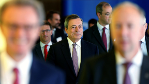 El presidente del BCE, Mario Draghi, a su llegada al Parlamento Europeo para comparecer ante la comisión de Asuntos Económicos y Monetarios. REUTERS/Francois Lenoir