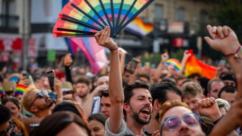 Asistentes al pregón de las Fiestas del Orgullo de Madrid, en la plaza Pedro Zerolo. EFE/ Fernando Villar