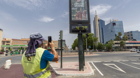 Un hombre fotografía un termómetro que marca 47 grados este miércoles en Murcia