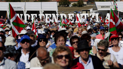 Pancarta a favor de la independencia en el acto central del Alderdi Eguna (Día del Partido), que el PNV celebró el pasado fin de semana en las campas de Foronda, a las afueras de Vitoria. EFE/David Aguilar