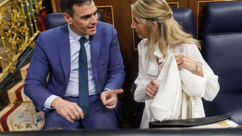 El presidente del Gobierno, Pedro Sánchez y la vicepresidenta segunda y ministra de Trabajo y Economía Social, Yolanda Díaz, durante una sesión de control al Gobierno, en el Congreso de los Diputados.