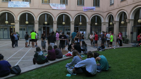 Estudiants universitaris han passat la nit al rectorat de la Universitat de Lleida en defensa del referèndum. MÒNICA MOMBIELA