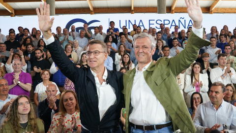 El líder del PP, Alberto Núñez Feijóo (i) y el presidente de la Xunta de Galicia, Alfonso Rueda (d), a  11 de junio de 2023.