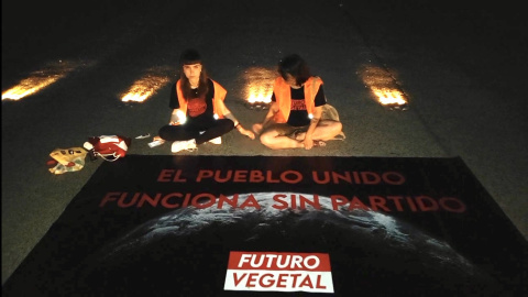 Dos activistas de Futuro Vegetal protestan en una pista del Aeropuerto Adolfo Suárez Madrid Barajas.