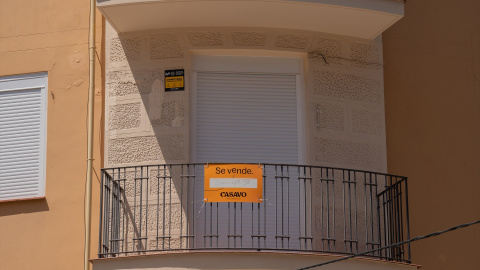 Cartel de 'Se Vende' en un balcón de una vivienda, a 17 de mayo de 2023, en Barcelona (Catalunya).